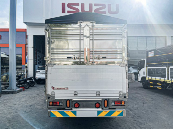 Xe Tải Isuzu QLR77FE5 2.3 Tấn Thùng Bạt - Hình ảnh 4